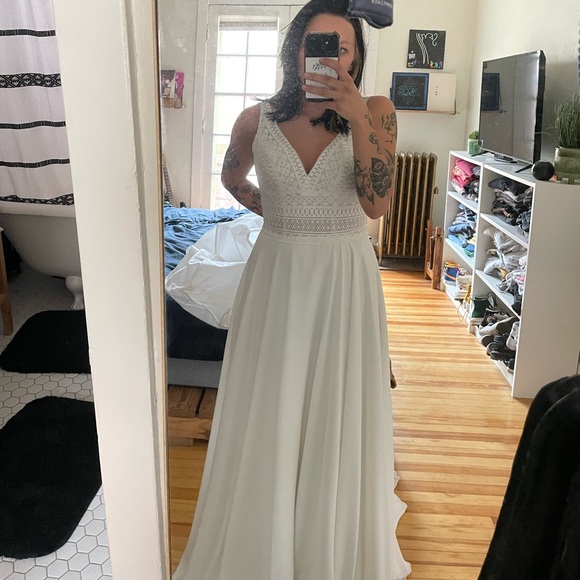 Wedding dress that’s never been worn. Brand new. Paid $1200, asking $750. Size 8 - Picture 2 of 4